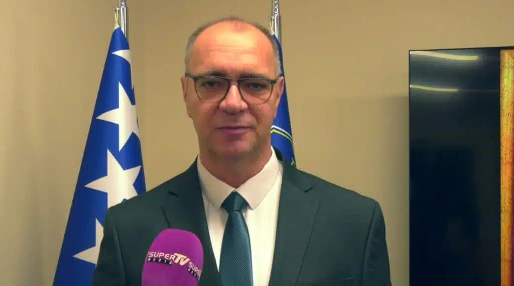 Gradonačelnik Lugavić: “Želim Vam sretnu i uspješnu Novu 2025. godinu, ispunjenu zdravljem, ljubavlju i prosperitetom” (VIDEO)