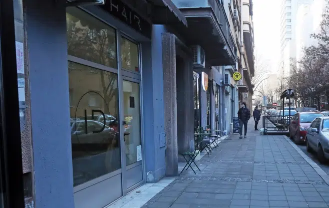PRVE SLIKE SA MJESTA NAPADA NA POLICAJCA Mladić nožem povrijedio policijskog službenika, ostali tragovi krvi