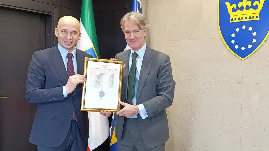 Ambasador Julian Reilly razgovarao s premijerom Nezirom Pivićem i predsjedavajućim Skupštine Ćazimom Huskićem