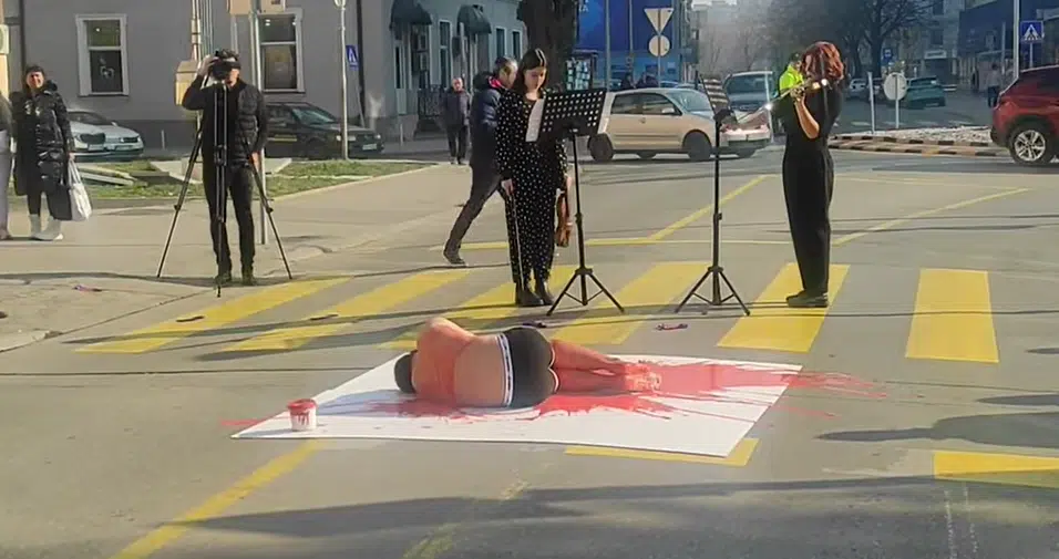 (FOTO) U TIŠINI JE SKINUO ODJEĆU I… Potresni performans brata brutalno ubijene Amre Kahrimanović: Nikada neću dozvoliti da se zaboravi moja sestra