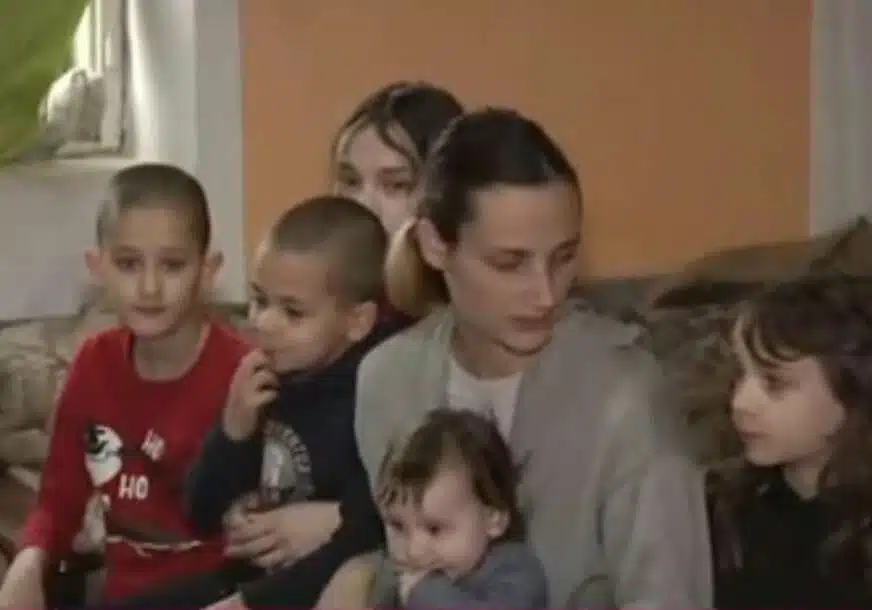 PLAFON IM SE SRUČIO U KUĆU Porodica Leškov kupa se u bebinom koritu, a u 2 prostorije spava njih 6