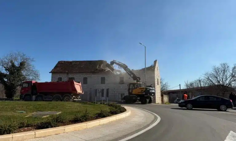 (FOTO) SRUŠENA KUĆA VUKADINOVIĆA U IMOTSKOM Reagovalo Srpsko narodno vijeće
