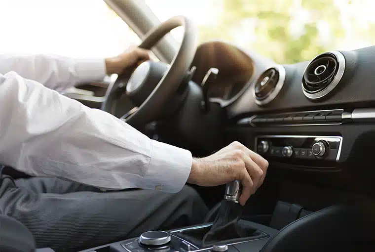 MOGU UNIŠTITI AUTOMOBIL Pet najopasnijih grešaka sa manuelnim mjenjačem