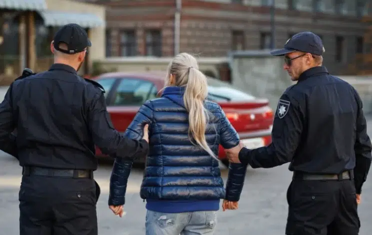 MAJKA IZ PAKLA Petoro djece proživljavalo horor pored nje – kažnjavala ih za svaku sitnicu: Kćerku (7) odvela i ostavila na groblju jer nije htjela da je sluša