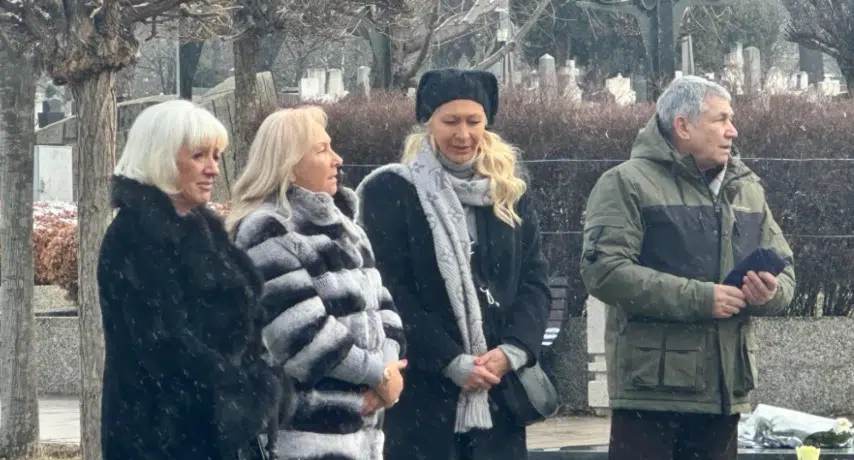 (FOTO) PORODICA ŠAULIĆ SLOMLJENA NA GROBLJU Stigli na Šabanov pomen, evo ko se prvi pojavio