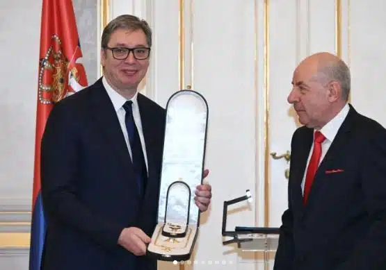 (FOTO/VIDEO) Predsjednik Mađarske uručio Vučiću Veliki krst Ordena za zasluge sa ogrlicom i zlatnom zvijezdom