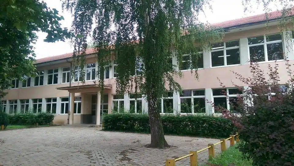 U tuzlanskoj školi roditelj fizički napao učenika, policija ga uhapsila