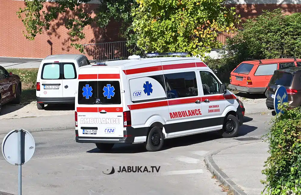 Automobil udario maloljetnog pješaka na Kočerinu