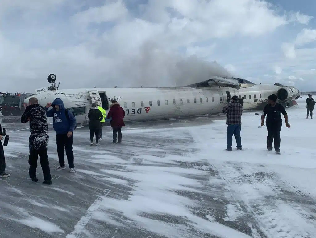 Avion se preokrenuo na pisti u Kanadi, osmero ozlijeđenih