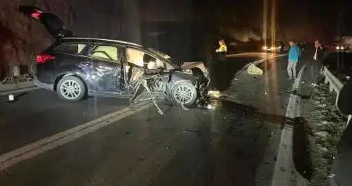 Lašva: Stijena pala na automobil. Dvije osobe ozlijeđene