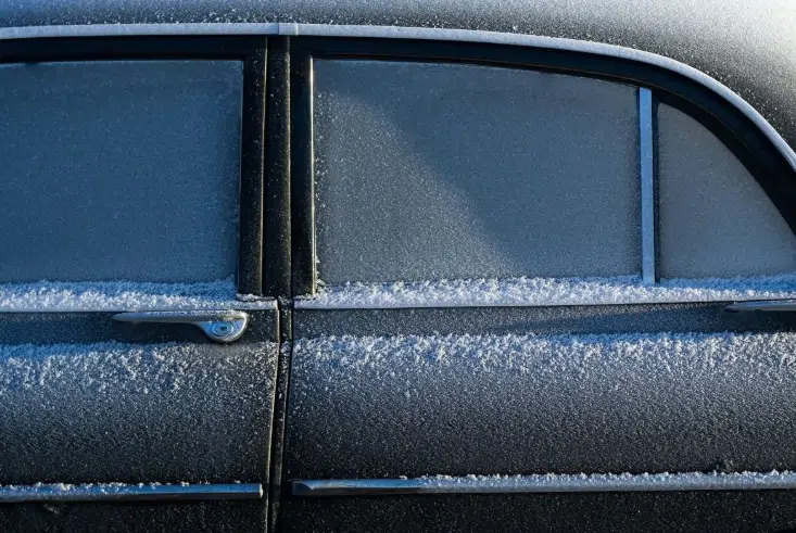 OTIŠLI NA RUČAK, DIJETE OSTAVILI U AUTOMOBILU Mališan sat vremena bio u vozilu bez grijanja, intervenisala policija