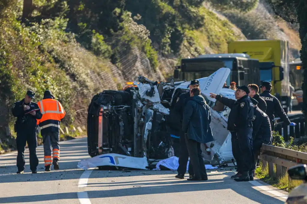 Tragedija kod Dubrovnika: Stijena pala na kombi, jedna osoba poginula
