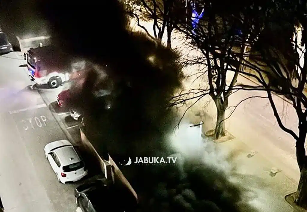 U požaru u garaži “Mljekare” oštećeno pet vozila