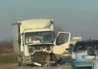 (VIDEO) JEZIVI PRIZORI Direktan sudar, od siline udara prednji dio kamiona skroz razvaljen, vatrogasci sjekli auto da izvuku vozača