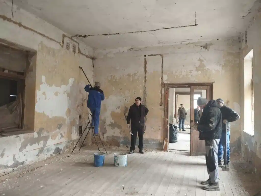 Udruga ‘Naša zemlja’ provodi akciju čišćenja stare škole u Docu (FOTO)