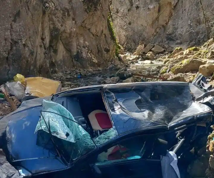 SREDNJA BOSNA: U teškoj prometnoj nesreći poginula jedna osoba, druga teško ozlijeđena
