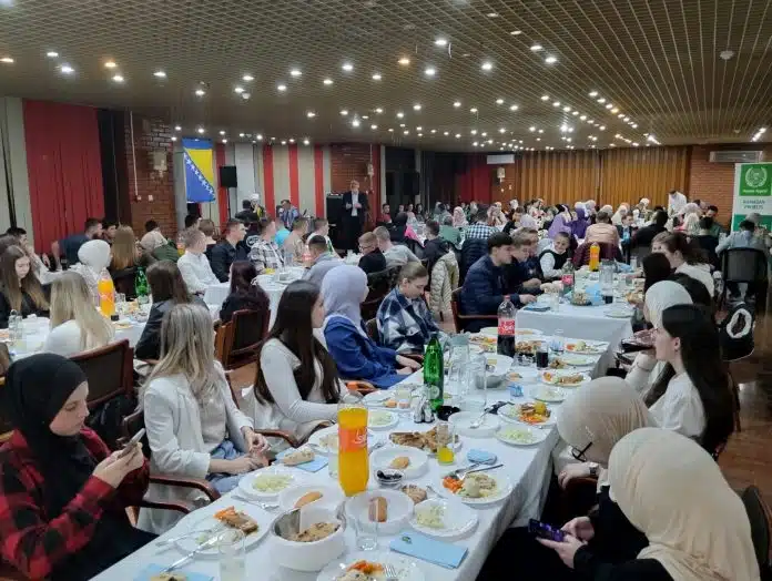 Iftar u Zenici okupio 300 mladih iz Mreže mladih i Kursa islama