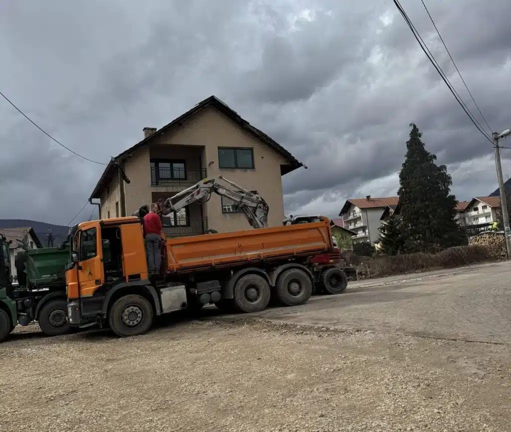 U toku sanacija oštećenih asfaltnih površina u MZ Turbe (FOTO)