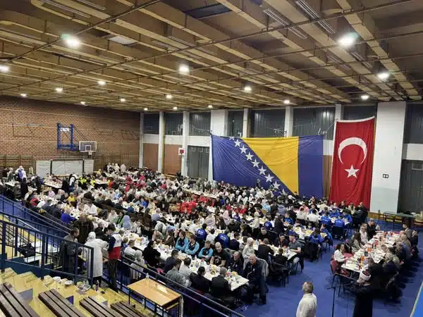Poseban iftar u Travniku: Više od 400 članova udruženja i sportskih klubova na iftaru (FOTO)