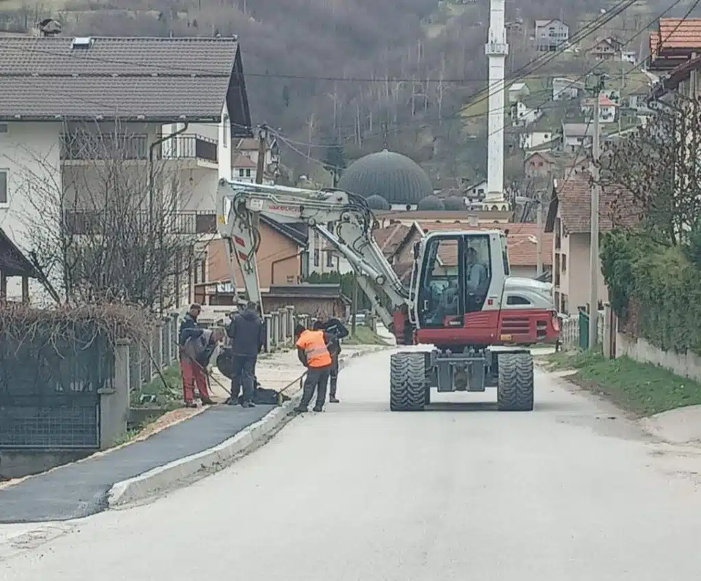 Infrastrukturni radovi u MZ Turbe: Asfaltiranje na više lokacija u toku (FOTO)