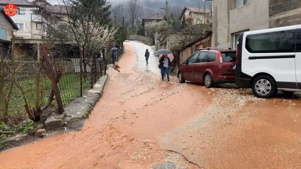 Crno jutro osvanulo na Širokači: Bujice vode sa Curinih njiva slijevaju se do Komatina, cesta popucala na više mjesta