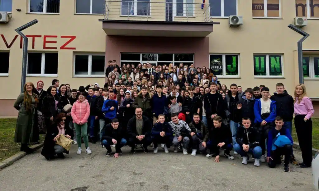 Ekološko-mirovna predstava u Vitezu i Travniku okupila 350 učenika iz 20 škola