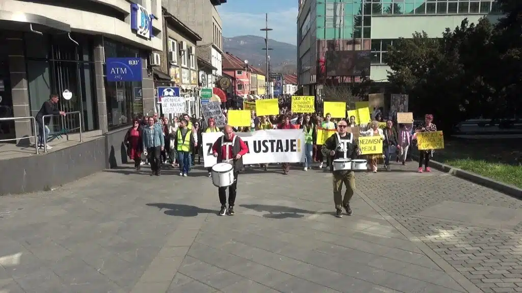 Održani peti mirni protesti “Zenica ustaje” i protesna šetnja