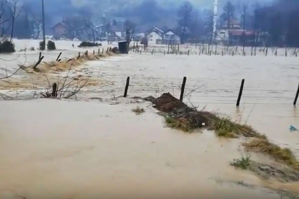 Poplave u Busovači, izlila se Lašva!