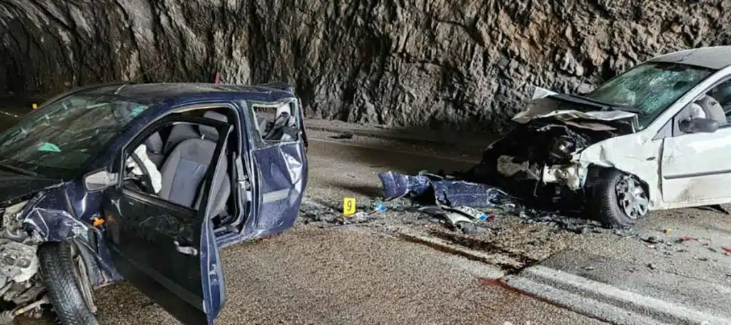 Tri osobe ozlijeđene u teškoj prometnoj nesreći kod Mostara