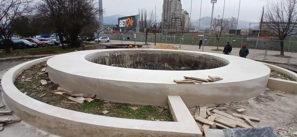 U toku radovi na uređenju zelenih površina na platou kod sjeverne tribine stadiona Bilino polje
