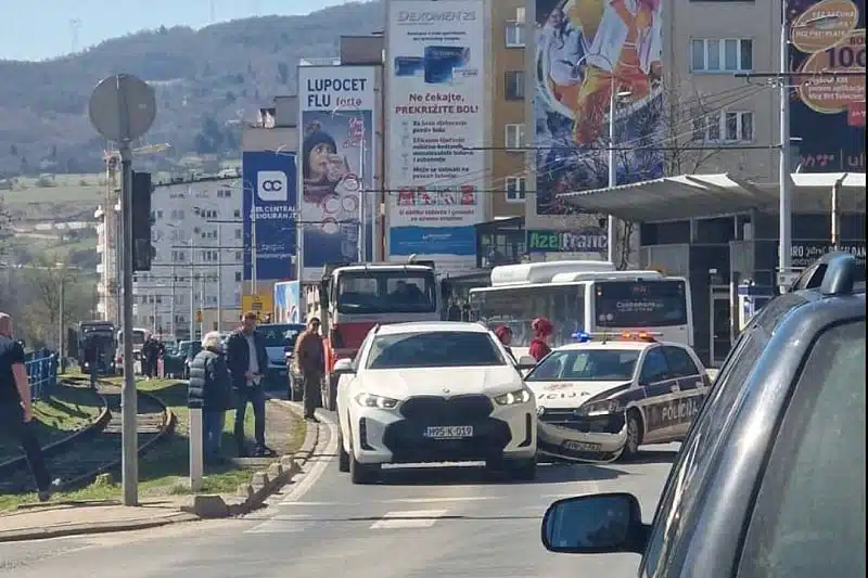 Filmska potjera: Tuzlak bježao od policije, pa se zabio u patrolu u Vogošći