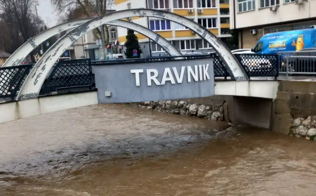Vodostaj rijeke Lašve u Travniku u porastu, opasnost od poplava (FOTO)