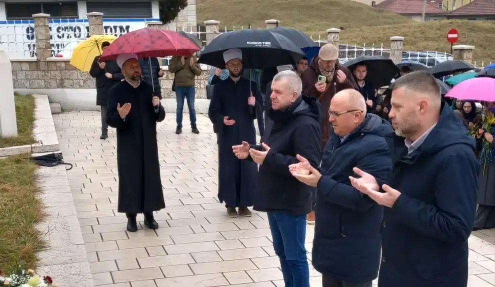Polaganjem cvijeća na Šehidskom mezarju obilježen Dan nezavisnosti BiH u Travniku (FOTO)