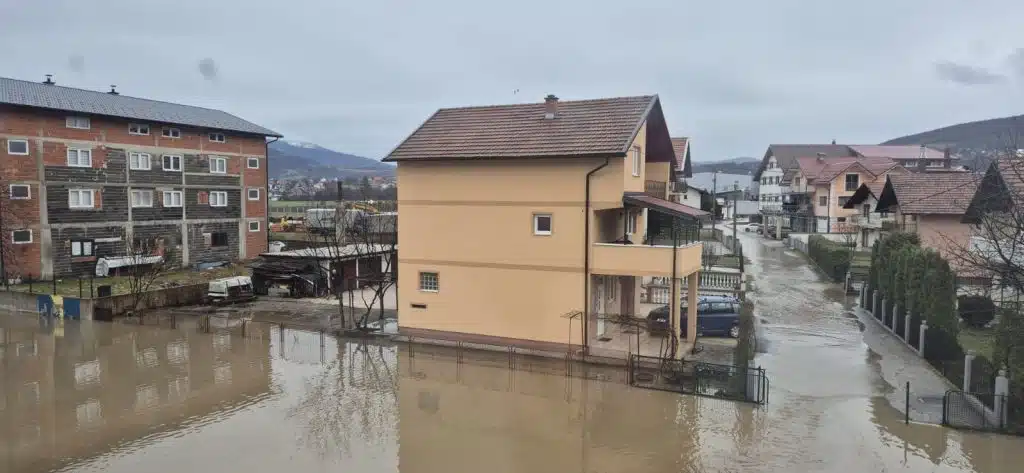 Poplave u travničkom naselju Dolac na Lašvi: Obilne padavine uzrokovale izlijevanje vode (FOTO)