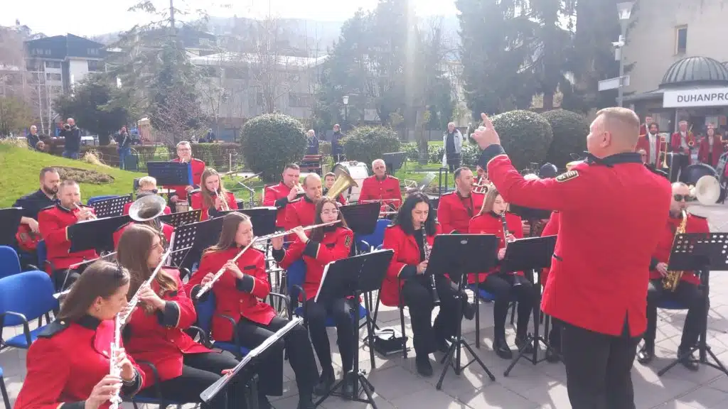 Travnik slavi svoj dan: Svečani koncert kod Cvjetnog sata oduševio publiku (FOTO)
