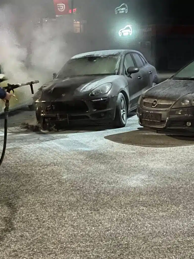 VITEZ: Požar automobila sinoć, nastala veća materijalna šteta