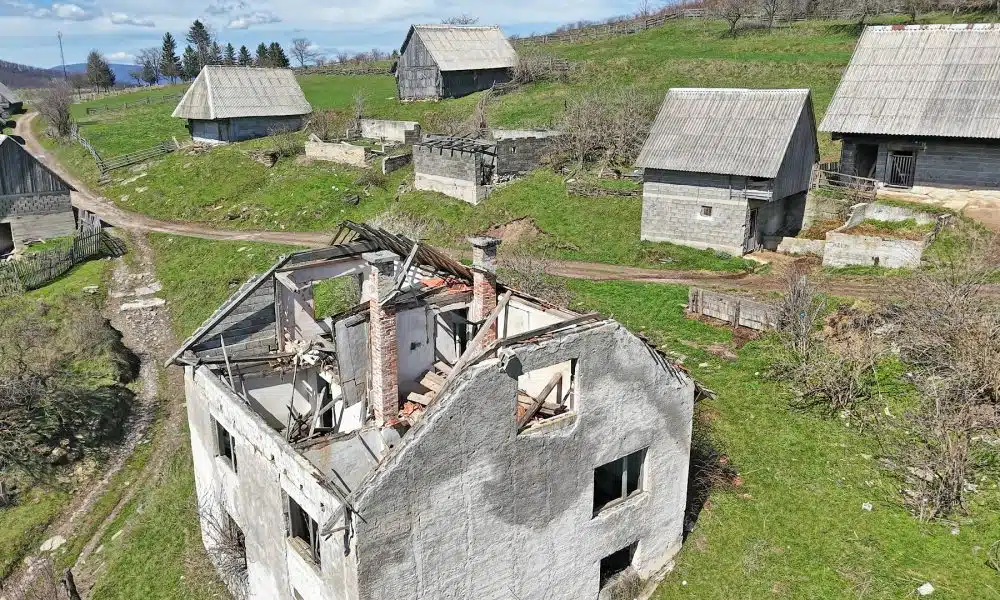 SREDNJA BOSNA: Selo koje nestaje, ali on ne odlazi, sam među planinama, s ovcama