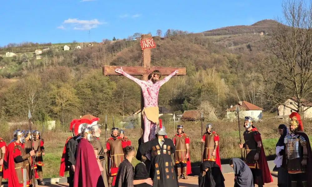NOVI TRAVNIK: Stotine vjernika sudjelovalo u prikazu “živog” puta Križa