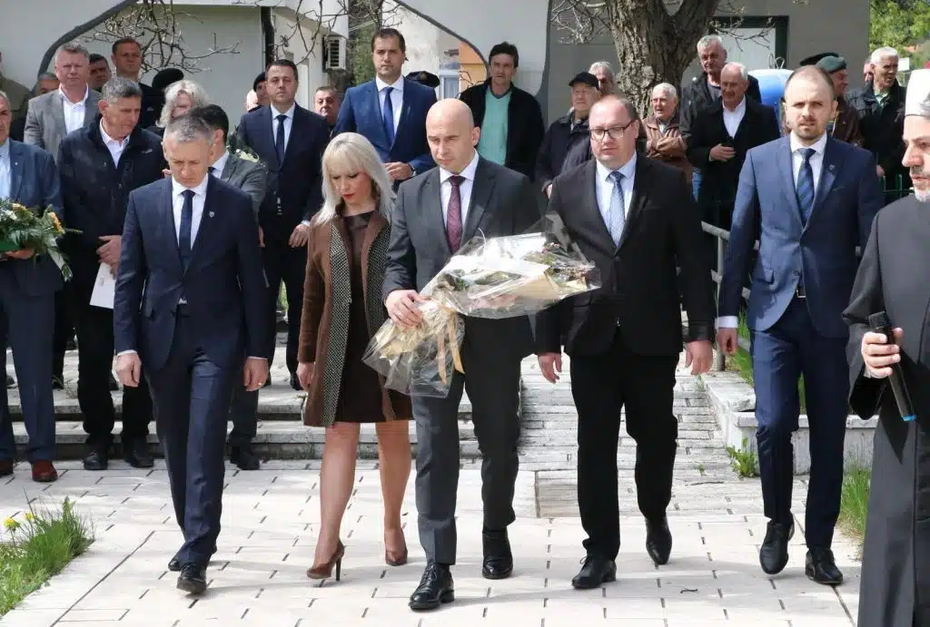 Dan Armije RBiH obilježen defileom, odavanjem počasti i svečanom akademijom