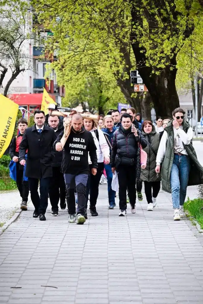 Načelnik Bugojna Edin Mašić s “Križem oprosta” i hodočasnikom Jelinićem prošetao kroz svoj grad