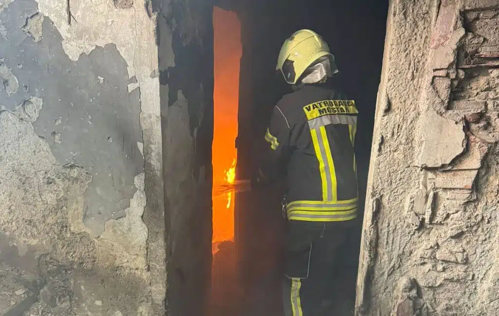 U Mostaru gorjela zgrada bivše banke