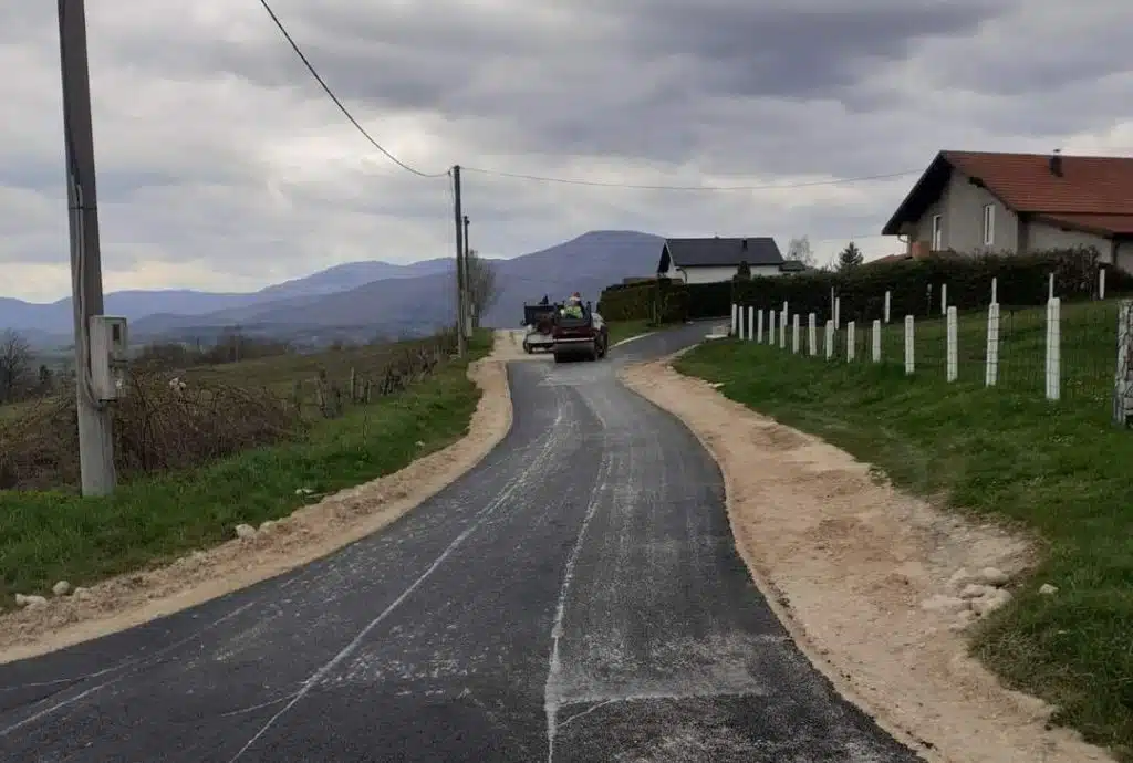 U toku sanacija lokalnih puteva u MZ Nova Bila (FOTO)