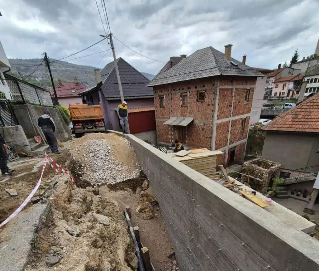 U toku radovi na izgradnji AB gravitacionog zida u Osoju (FOTO)