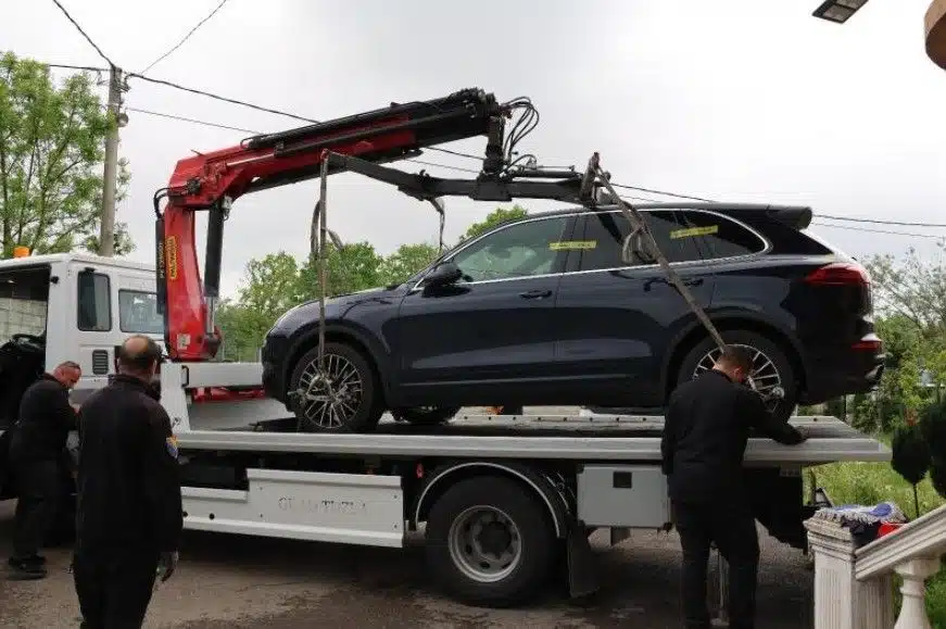 Foto/ Uhapšen nadriljekar iz Lukavca: Oduzet mu Porsche koji je kupio eurima ukradenim od dvoje Crnogoraca