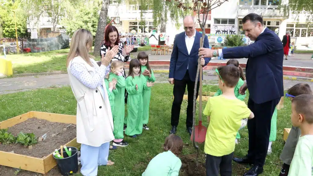 Gradonačelnik Lugavić s najmlađima obilježio Dan planete Zemlje sadnjom drveća u Tuzli