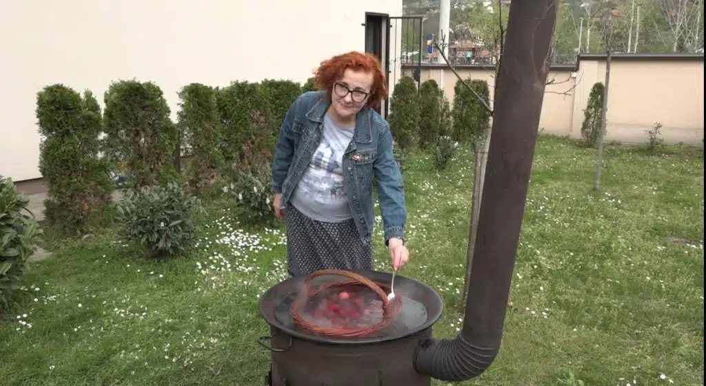 Tradicionalno farbanje vaskršnjih jaja u dvorištu crkve u Tuzli: Simbol zajedništva, mira i blagostanja (VIDEO)