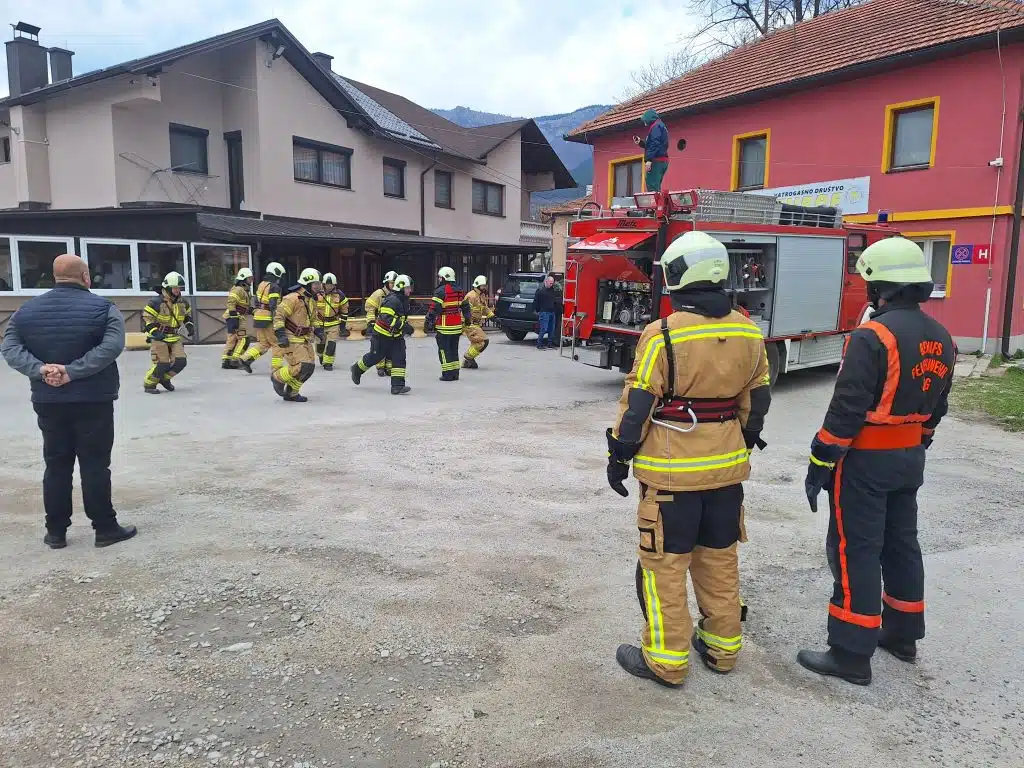 Uspješno položeni ispiti za dobrovoljne i profesionalne vatrogasce na nivou Srednjobosanskog kantona
