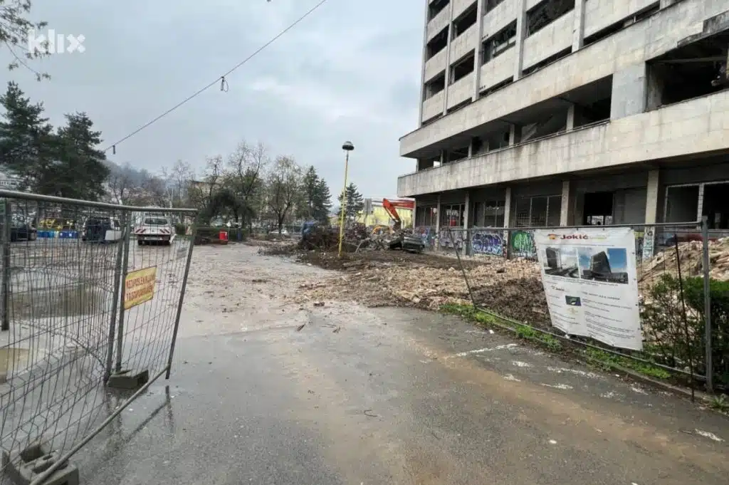 Počela rekonstrukcija spaljene zgrade SodaSo u Tuzli, firma iz Zvornika uredit će novo sjedište Vlade TK
