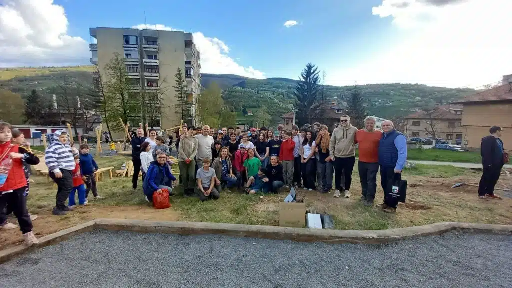(FOTO) Zvanično otvoreno novo dječije igralište na Kalibunaru