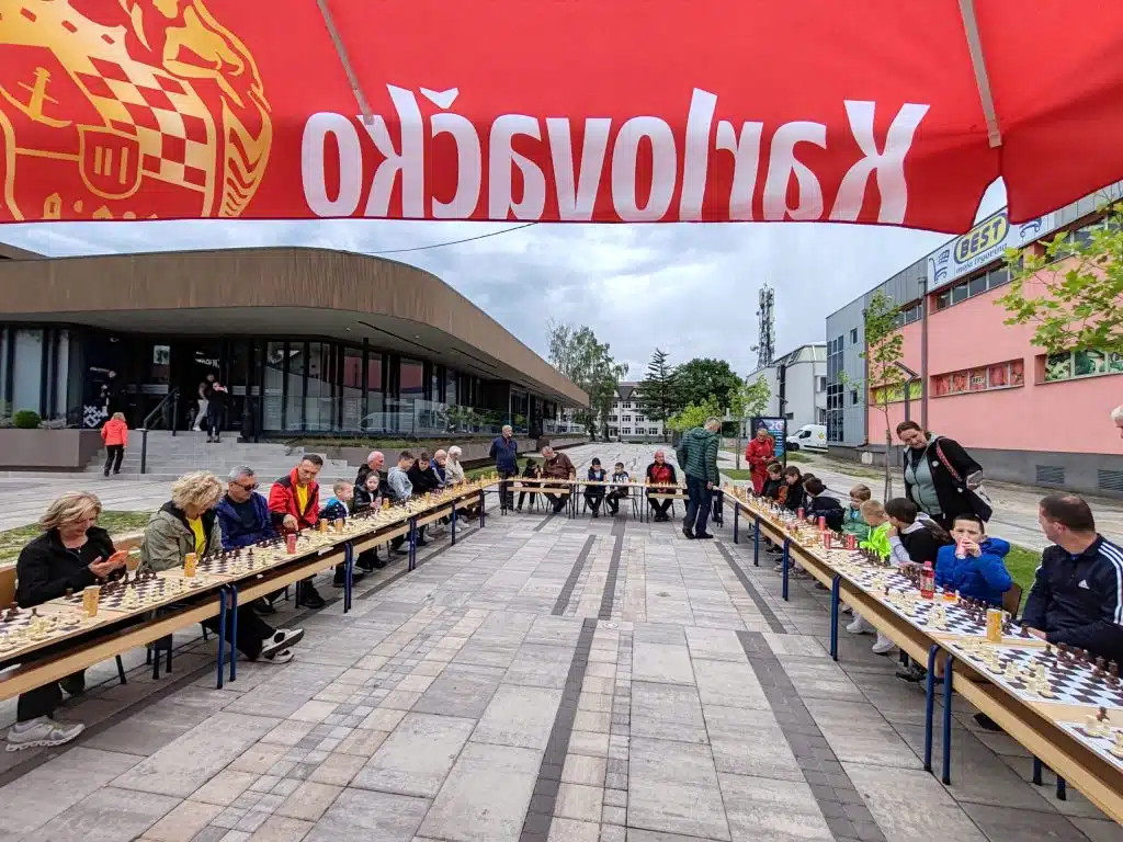 ‘ŠAH IZLAZI U GRAD’: Održana simultanka u Vitezu